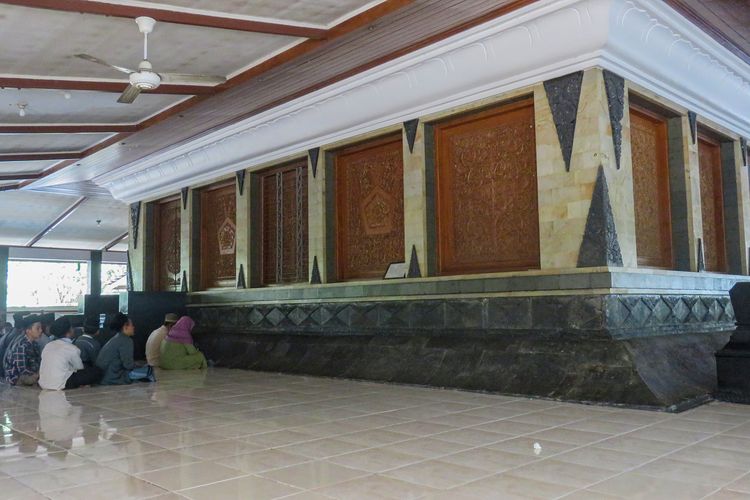 Makam Sunan Kalijaga di Kadilangu, salah satu peninggalan kerajaan Islam di Jawa.