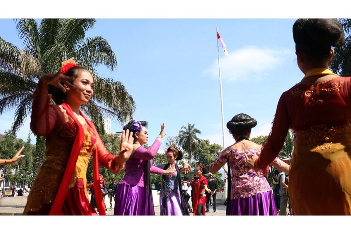 Pertunjukkan tari dari seniman di ajang Bandung West Java Art Festival.