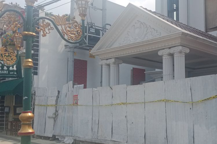 Bangunan mewah milik Wahyu Kenzo yang berada di Jalan Basuki Rahmat Nomor 51, Kota Malang telah diamankan oleh Penyidik Direktorat Tindak Pidana Ekonomi dan Khusus (Dirtipideksus) Bareskrim Polri. 