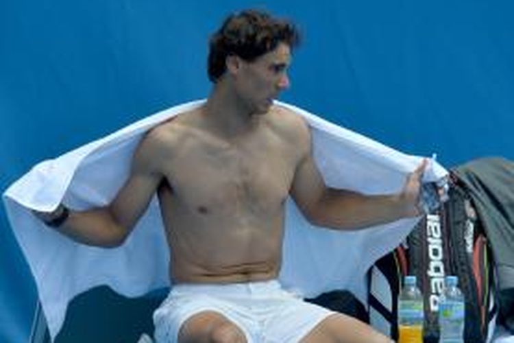 Petenis Spanyol, Rafael Nadal mengelap badannya dengan handuk saat menjalani sesi latihan jelang Australian Open di Melbourne, Minggu (12/01/2014). Australian Open berlansung di Melbourne Park, 13-26 Januari.
