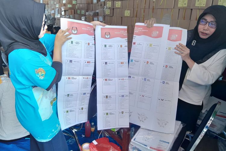 Petugas KPU Situbondo ketika menemukan surat suara yang rusak terbelah menjadi 4 potongan pada Senin (8/1/2024).