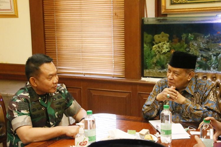 Kepala Staf Angkatan Darat (KSAD) Jenderal Dudung Abdurachman bertemu para pimpinan Pengurus Besar Nahdlatul Ulama (PBNU) di Gedung PBNU, Jalan Kramat Raya, Jakarta Pusat, Senin (6/12/2021).