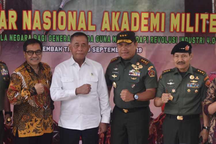 Menteri Pertahanan (Menhan) RI Ryamizard Riyacudu (memakai kemeja putih) berfoto bersama dengan petinggi Akademi Militer (Akmil) usai pelaksanaan Seminar Nasional di Gedung Lilly Rochli Akademi Militer (Akmil), Magelang, Jawa Tengah, Kamis (19/09/2019).
