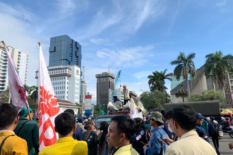 Peserta aksi dari BEM SI menggelar aksi unjuk rasa bertajuk 8 Tahun Kegagalan Jokowi tepat di depan bundaran air mancur Patung Kuda, Jakarta Pusat, Jumat (28/10/2022).