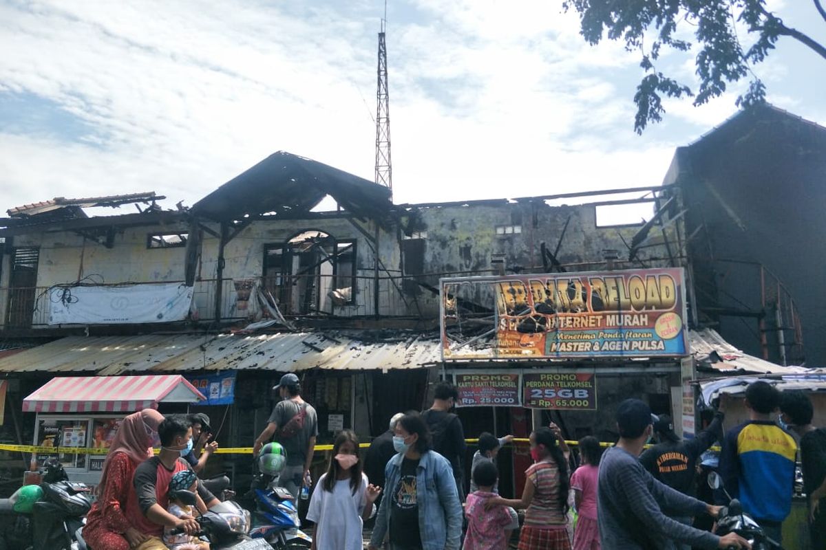 Kebakaran melanda sejumlah rumah toko di Jalan Warakas Raya Tanjung Priok, Jakarta Utara, pada Senin (8/3/2021). Lokasi kebakaran tersebut tak jauh dari Polsek Tanjung Priok.