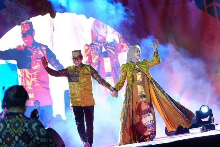 Prof Zudan bersama istri dalam acara fashion show Festival Sulsel Menari.