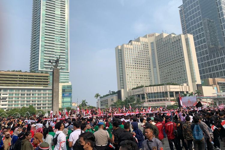 Kawasan Bundaran Hotel Indonesia, Jakarta Pusat, tampak padat dihadiri masyarakat untuk mengikuti pawai Kirab Merah Putih pada Minggu (28/8/2022).