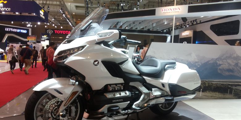 Honda Gold Wing yang dipamerkan di stan Honda di pameran Indonesia International Motor Show (IIMS) 2018 di JIExpo Kemayoran, Jakarta.