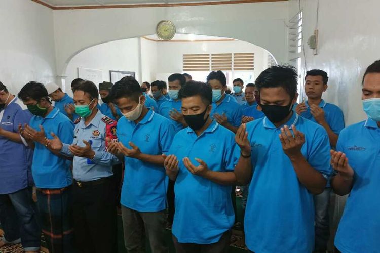 Puluhan napi dan pegawai Rutan Kelas II B Maninjau gelar shalat gaib dan doa bersama untuk awak kapal KRI Nanggala-402