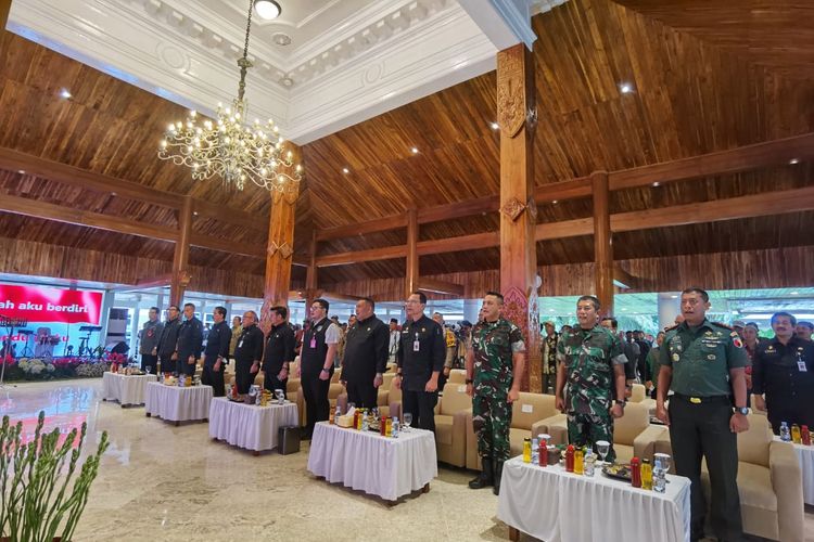 Kegiatan penanaman kelapa genjah di Kabupaten Kediri, Jawa Timur (Jatim), Kamis (9/2/2023).
