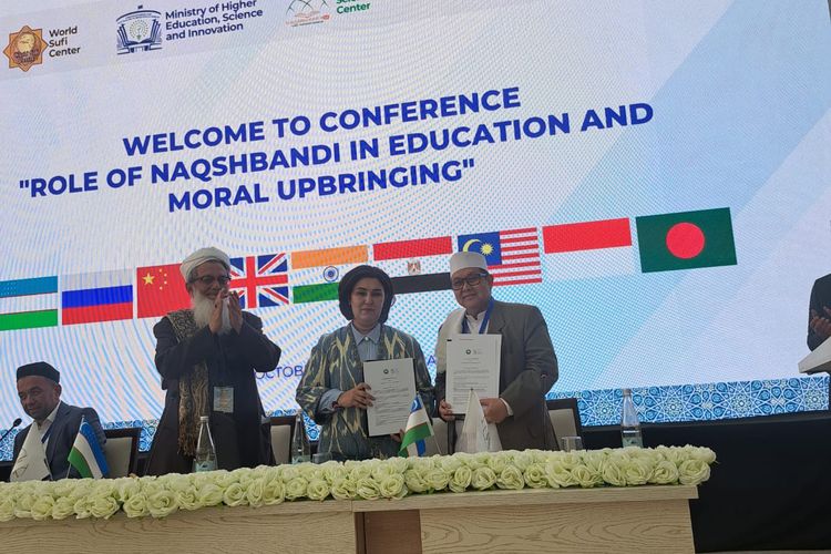 Nota kesepahaman (MoU) ditandatangani oleh Mudir ?Ali JATMAN, Prof. Dr. Ali Masykur Musa, dan Rektor BSTU, Siddikova Sadokat, di Kota Bukhara, Sabtu (4/10/2025).