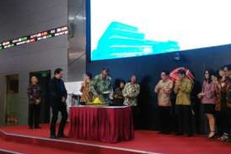 Pemotongan tumpeng oleh Presiden Direktur PT Unilever Indonesia (UNVR) Hemant Bakshi (batik hijau) saat peringatan 35th UNVR melantai di Bursa Efek Indonesia, Jakarta, Rabu (11/1/2017).