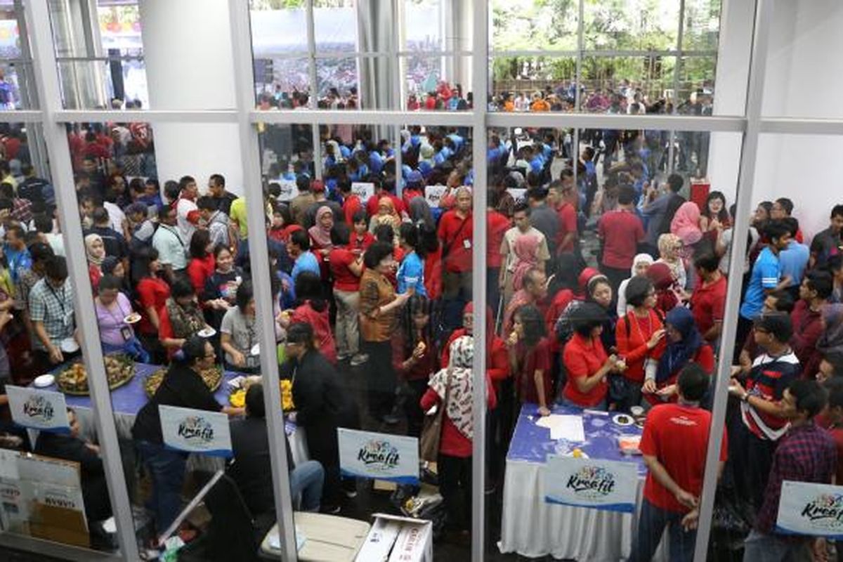 Karyawan Kompas Gramedia hadir dalam acara Syukuran KG di gedung baru Menara Kompas, Palmerah Selatan, Jakarta, Kamis (26/1/2017). Acara yang tahun ini bertema Kreafit ini, merupakan kegiatan tahunan dan menjadi cara Kompas Gramedia mensyukuri setiap hasil yang telah dicapai selama ini.