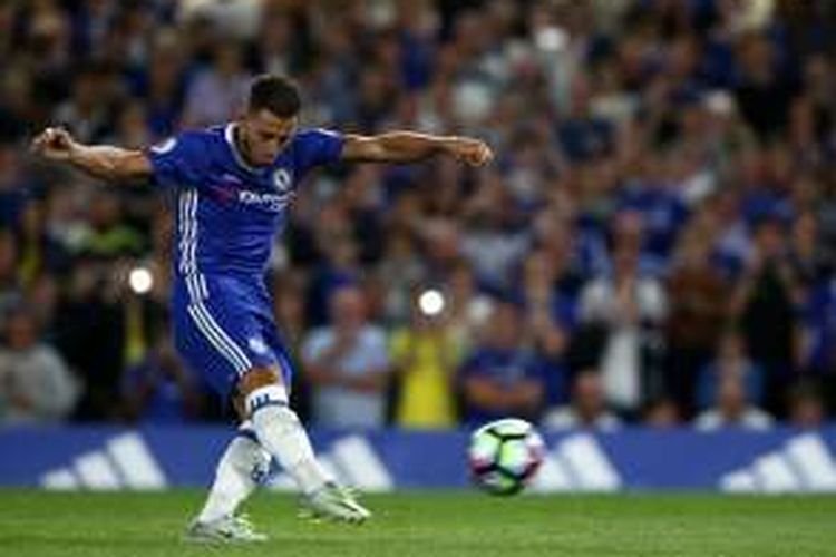 Eden Hazard mencetak gol Chelsea ke gawang West Ham United pada partai Premier League di Stadion Stamford Bridge, Senin (15/8/2016). 