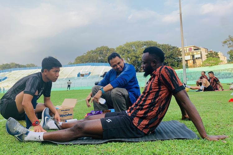 Pemain asing Arema FC Charles Lokolingoy sedang mendapatkan perawatan dari dokter di pinggir lapangan Stadion Gajayana Kota Malang, Senin (10/6/2023) sore.