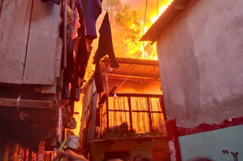 Kebakaran Hanguskan 25 Rumah di Kawasan Padat Penduduk di Makassar