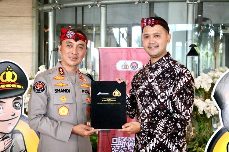 (ki-ka) Kepala Divisi Humas Polri Irjen Pol Dr Sandi Nugroho,S.I.K.,S.H.,M.Hum bersama Vice President Corporate Communication PT Pertamina (Persero) Fadjar Djoko Santoso. 