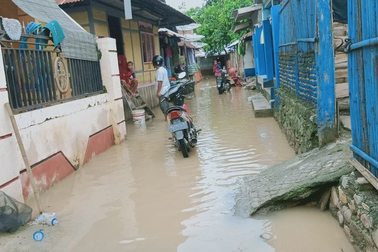 Salah satu Sekolah Dasar di Desa Naru, Kecamatan Woha Kabupaten Bima, terlihat masih terendam banjir.