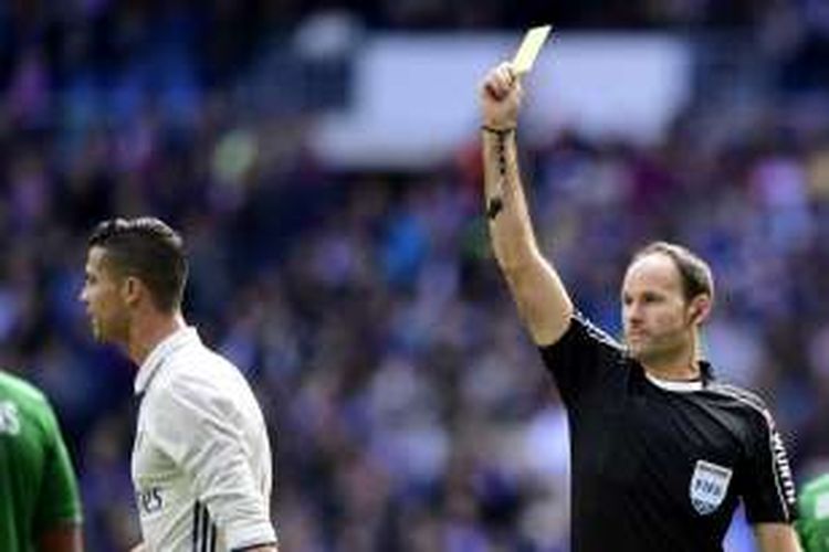 Cristiano Ronaldo diganjar kartu kuning saat Real Madrid menang 3-0 atas Leganes pada partai lanjutan La Liga di Stadion Santiago Bernabeu, Minggu (11/6/2016).