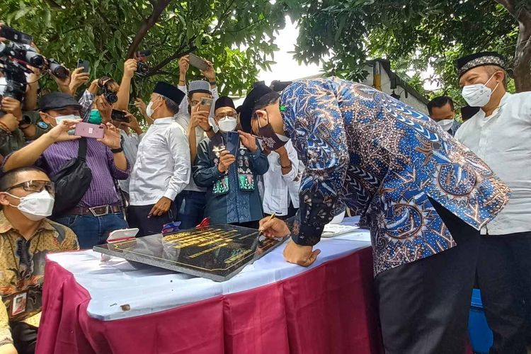 Gubernur DKI Jakarta Anies Baswedan menandatangani prasasti pembangunan Masjid At-Tabayyun, Taman Vila Meruya, Jakarta Barat, Jumat (27/8/2021).