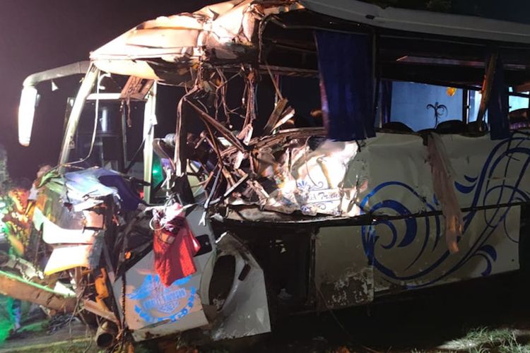 Bus mini yang ditumpangi rombongan peziarah asal Kabupaten Bogor, ringsek usai ditabrak truk tronton di Jalur Daendles, Lamongan, Selasa (15/2/2022) malam.