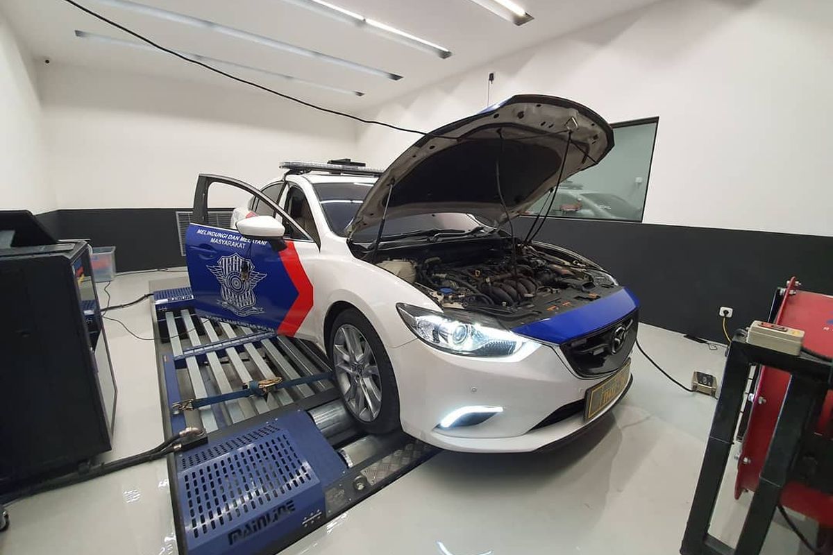 Mobil polisi Mazda6 yang sedang tune up di Elika Automotive Performance