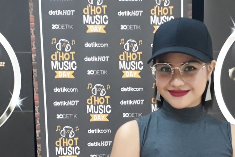 Mytha Lestari diabadikan seusai tampil dalam dHot Music Day di Jakarta Selatan, Kamis (9/3/2017). 