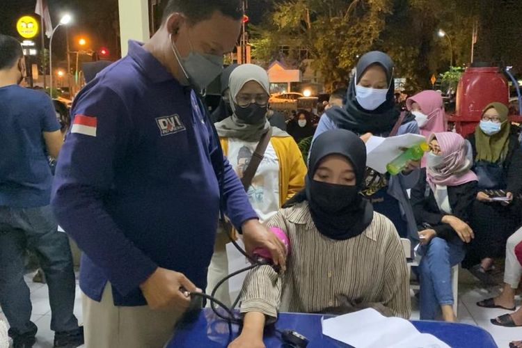Vaksinasi di pos polisi lalu-lintas Polrestabes Semarang di Simpang Lima.