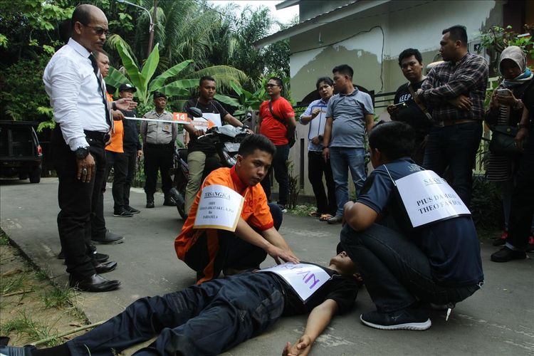 Rekontruksi pembunuhan DBJ calon siswa SMA semi militer plus Taruna Indonesia, ketika mengikuti kegiatan orientasi, Senin (15/7/2019).