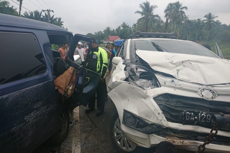 Daihatsu Sigra beradu kambing dengan Suzuki Carry dalam laka lantas, Minggu (29/9/2019) di Sungai Limau, Padang Pariaman, Sumatera Barat