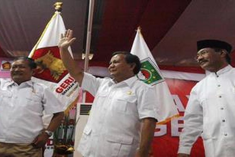Ketua Dewan Pembina Partai Gerindra Prabowo Subianto didampingi Ketua Umum Partai Gerindra Suhardi (kiri) dan Ketua Partai Kebangkitan Nasional Ulama (PKNU) Choirul Anam (kanan) seusai penandatangan bergabungnya PKNU ke Gerindra di Jakarta, Minggu (17/2/2013). PKNU menyatakan bergabung dengan Partai Gerindra untuk memenangkan Pemilu 2014.

