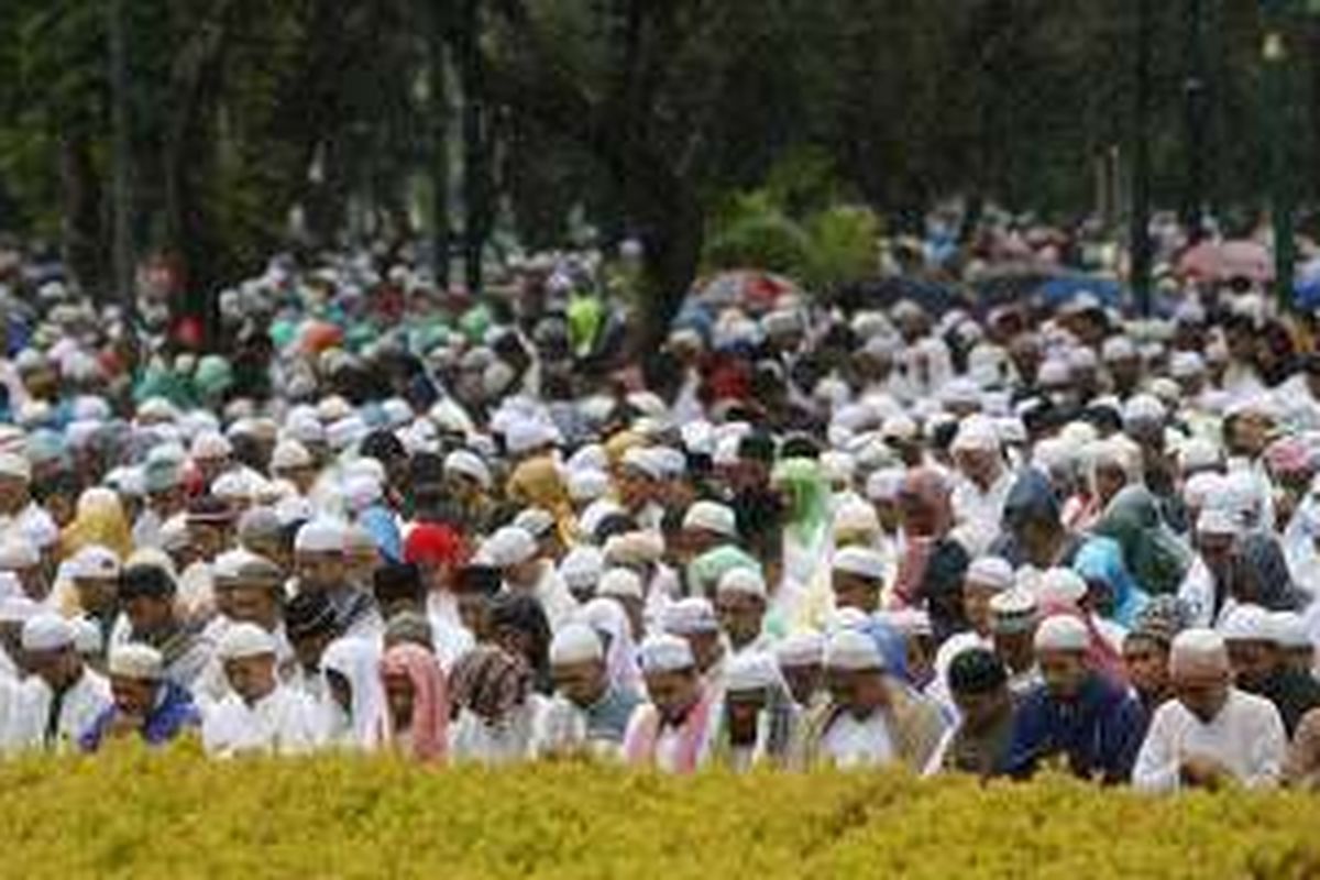 Elemen masyarakat dari berbagai kalangan saat melaksanakan shalat Jumat di kawasan silang Monas, Jakarta Pusat, Jumat (2/12/2016). Masyarakat menggelar doa bersama serta mendoakan kesatuan Indonesia dan massa juga mendesak pihak terkait agar segera menuntaskan kasus dugaan penistaan agama.