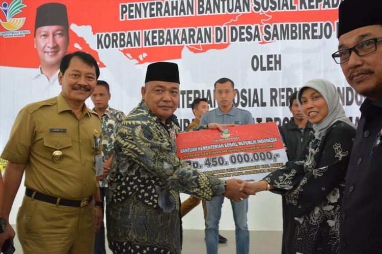 Bupati Langkat Terbit Rencana PA menyerahkan bansos kepada salah satu ahli waris korban meninggal kebakaran pabrik korek api di Langkat.