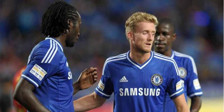 Striker Chelsea, Oriol Romeu Lukaku (kiri), bersama Andre Schurrle, setelah dia mencetak gol penalti ke gawang Singha dalam laga uji coba di Rajamangala National stadium, Bangkok, Rabu (17/7/2013). Chelsea menang 1-0.