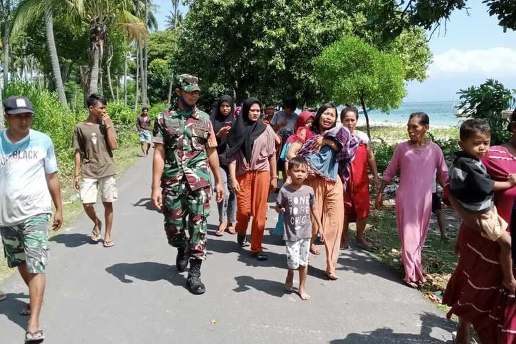 Warga mengevakuasi balita yang ditemukan tewas mengapung di perairan Selayar, Desa Lasi, Kecamatan Kilo, Kabupaten Dompu, NTB pada Senin (16/5/2022).