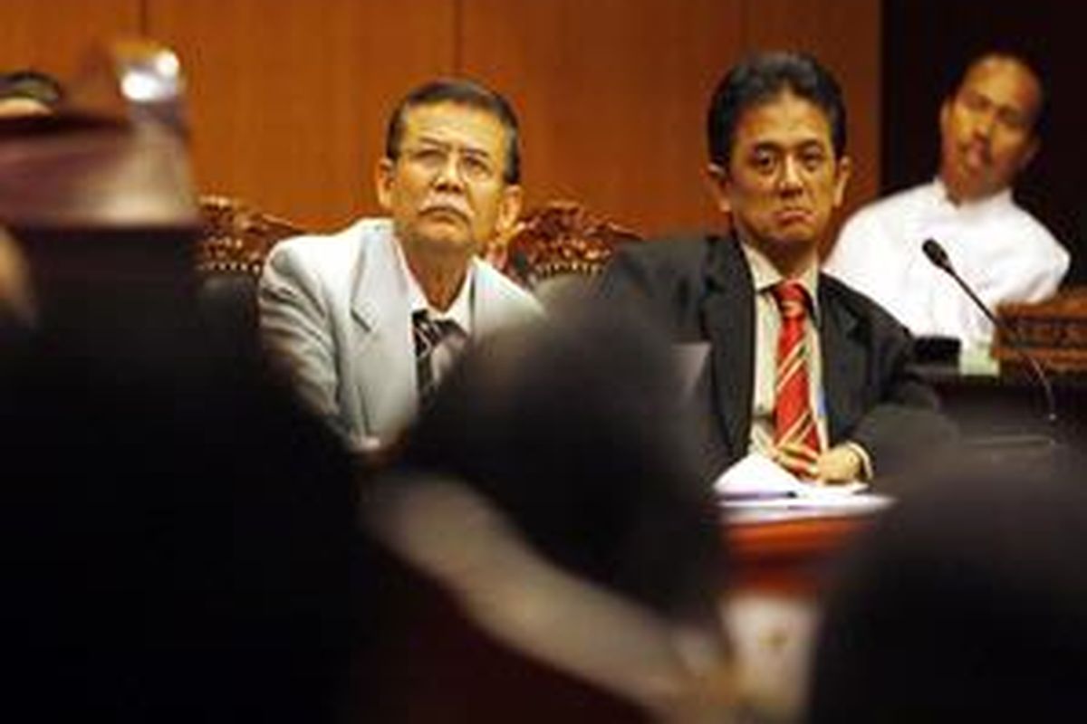 Dua pimpinan Komisi Pemberantasan Korupsi (KPK) Bibit Samad Rianto (kiri) dan Chandra M Hamzah (kanan) mengikuti Sidang Permohonan Pengujian UU Nomor 30 Tahun 2002 Tentang Pemberantasan Tindak Pidana Korupsi di Mahkamah Konstitusi, Jakarta Pusat, Rabu (4/11).