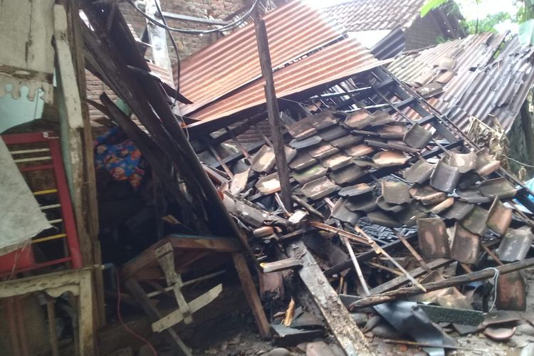 Foto: Rumah milik Margi yang hancur diterjang hujan deras dan angin kencang pada Selasa (4/4/2023)