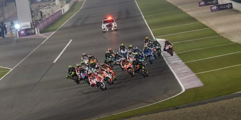 Para pebalap MotoGP beraksi pada balapan GP Qatar di Sirkuit Losail, Minggu (29/3/2015).