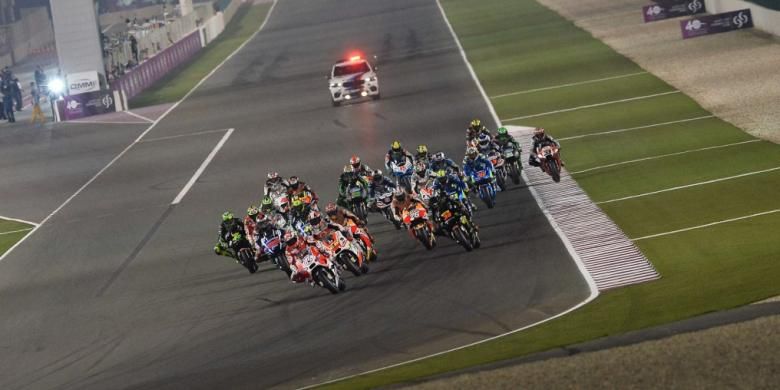 Para pebalap MotoGP beraksi pada balapan GP Qatar di Sirkuit Losail, Minggu (29/3/2015).