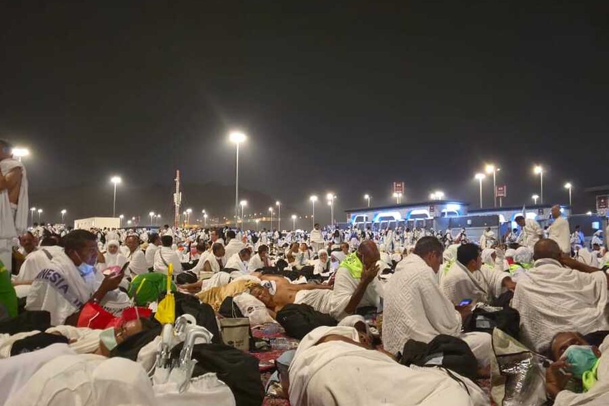 Sejumlah jaamaah Haji asal Indonesia tengah berjalan kaki menuju Mina, Arab Saudi usai bus pengakut lama untuk datang menjemout, Jumat (6/6/2025)