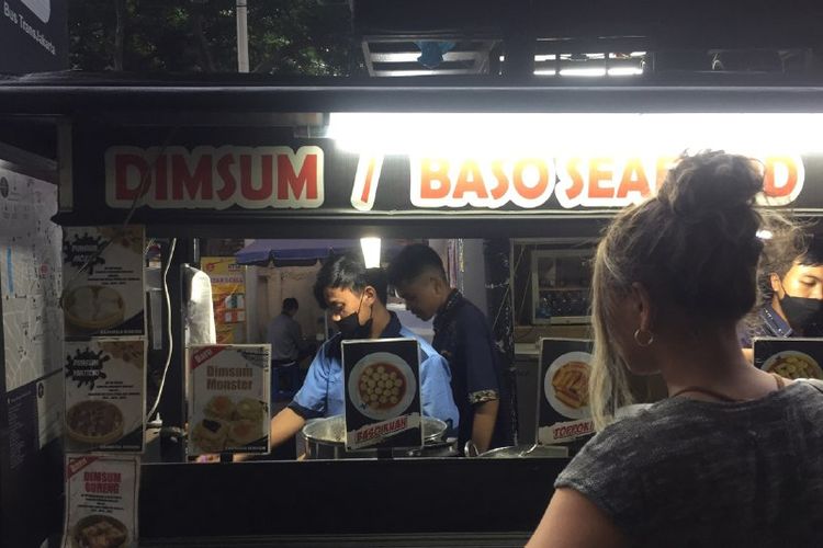 Salah satu gerai kuliner dimsum di Stasiun Gondangdia