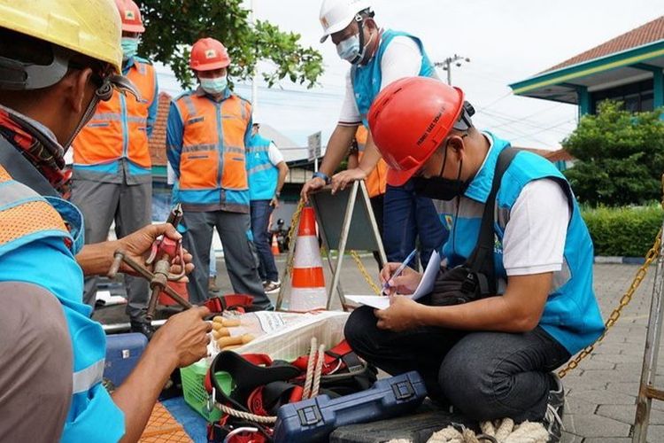 Petugas PLN saat mengecek peralatan kerja