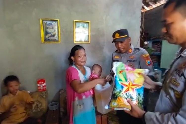 Keluarga Muhammad Ilun Zainul Huda (11) saat menerima bantuan social dari Polres Nganjuk, Senin (6/5/2024).