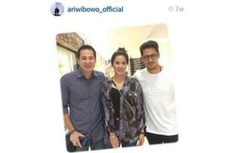 Ari Wibowo mengunggah foto dirinya bersama Raisa dan Keenan Pearce di media sosial Instagram
