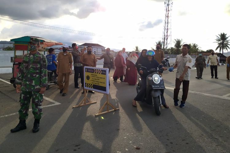 Petugas razia tidak mengizinkan Pengendara yang tidak mengenakan masker masuk ke wilayah Kota Banda Aceh, Senin (20/7/2020). 