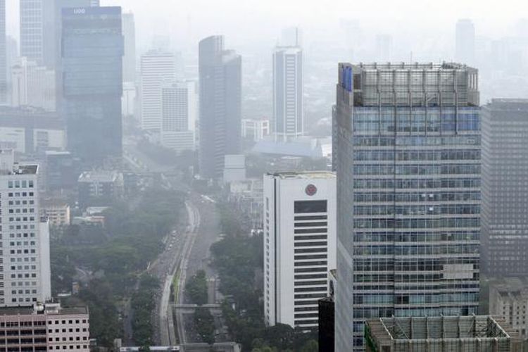 Gedung-gedung pusat bisnis dan perkantoran terpantau dari udara di kawasan Jalan Jenderal Sudirman, Jakarta, Minggu (5/6). Pertumbunhan pusat bisnis di beberapa kawasan di Jakarta memicu kenaikan harga tanah hingga mencapai 20 persen per tahun. 