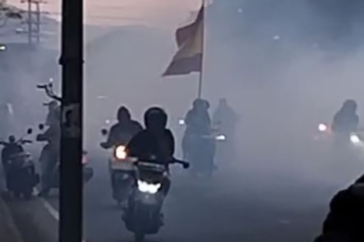 Bubarkan Konvoi Kemenangan Fans Spanyol di Ambon, Polisi Tembakkan Gas Air Mata