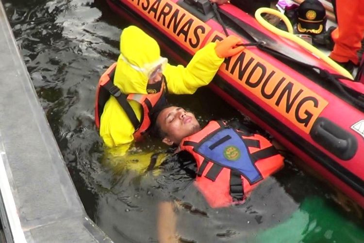 Pelatihan operasi pencarian dan pertolongan korban tenggelam yang dilaksanakan tim SAR gabungan di perairan Waduk Cirata, Kabupaten Cianjur, Jawa Barat, Selasa (15/9/2020).