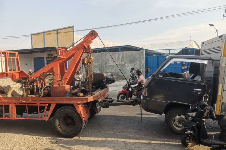 Evakuasi mobil pikap boks yang terlibat tabrakan dengan lima sepeda motor di Jalan Raya Desa Morowudi, Kecamatan Cerme, Gresik, Jawa Timur, Senin (28/10/2024).