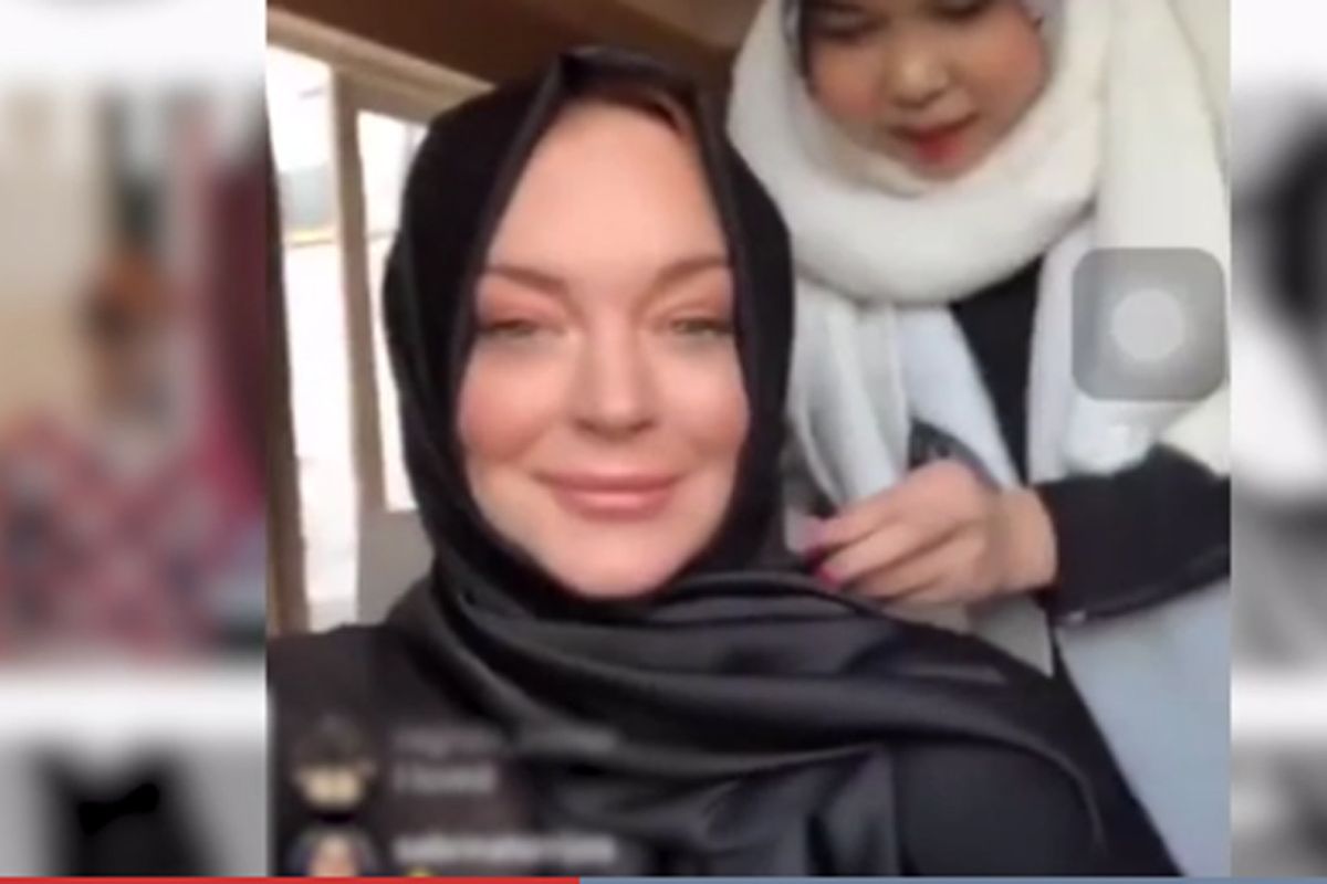 Lindsay Lohan dikabarkan telah memeluk agama Islam. Entah ada hubungannya atau tidak, yang pasti pesohor cantik ini terlihat anggun mengenakan jilbab hitam, saat menghadiri London Modest Fashion Week Show.